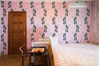 Гостевой дом Guest House on Kaldaiakova 38 Алматы Стандартный двухместный номер с 1 кроватью и общей ванной комнатой-11